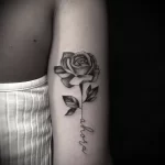 Татуировка цветок розы и надпись Aloha сзади на руке у девушки - tatufoto.com 04022023