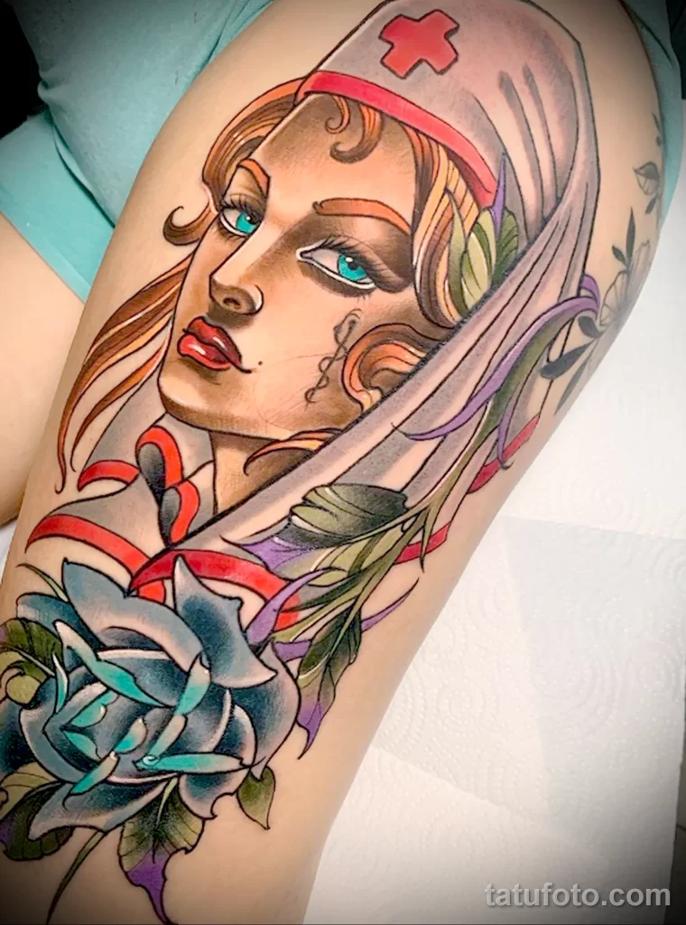 большой цветной рисунок татуировки с медсестрой и цветком розы на всё правое бедро - tatufoto.com 110223 - 006