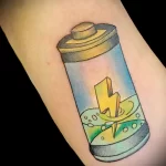 интересный рисунок татуировки с батарейкой на руке - tatufoto.com 180223 - 008