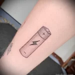 крупная татуировка с цилиндрической батарейкой и обозначением плюса и минуса - tatufoto.com 180223 - 009