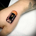 крупная тёмно-оранжевая татуировка с батарейкой на руке - tatufoto.com 180223 - 010
