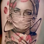 крутая цветная татуировка с медсестрой в маске из стетоскопом - tatufoto.com 110223 - 020