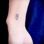 очень маленький рисунок татуировки с батарейкой на запястье индикатор синего цвета - tatufoto.com 180223 - 014