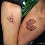 Фото парных татуировок на лодыжках с изображением кусков пиццы. Одна татуировка с пепперони, другая без.