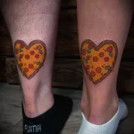 парный рисунок татуировки внизу ноги с пиццей в форме сердца - tatufoto.com 08022023 - 016