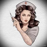 Фото тату на руке: элегантная медсестра держит шприц, выполненное в винтажном стиле. Изящный и привлекательный рисунок татуировки.