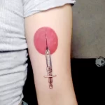 рисунок татуировки Большая красная. и старинная медицинский шприц на руке - tatufoto.com 110223 - 041