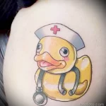 рисунок татуировки жёлтая уточка в головном уборе медсестры и стетоскоп - tatufoto.com 110223 - 045