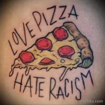 Фото тату пиццы с надписью 'LOVE PIZZA HATE RACISM'. Цветная татуировка с изображением куска пиццы и лозунгом против расизма.
