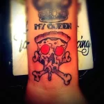 рисунок татуировки кусочек пиццы со скрещенными костями - tatufoto.com 08022023 - 035