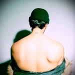 рисунок татуировки с батареей сзади на шее у парня - tatufoto.com 180223 - 020