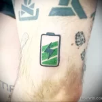 рисунок татуировки с батарейкой значком молнии и зелёным индикатором - tatufoto.com 180223 - 021