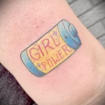 рисунок татуировки с батарейкой около локтя девушки и надпись женская сила - tatufoto.com 180223 - 025
