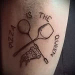 рисунок татуировки с куском пиццы и надпись пицца - это Королева - tatufoto.com 08022023 - 051