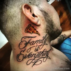 Фото тату: кусочек пиццы и надпись "Family is Everything" выполнены в черном цвете на шее мужчины.