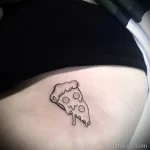 рисунок татуировки с кусочком пиццы под грудью у девушки - tatufoto.com 08022023 - 058