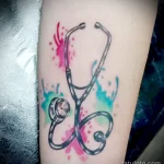 рисунок татуировки соска стетоскопом на руке и разноцветные кляксы - tatufoto.com 110223 - 119