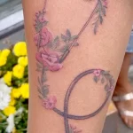 рисунок татуировки стетоскоп с цветами на руке девушки - tatufoto.com 110223 - 121