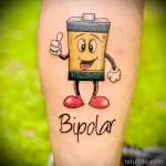 . смешная татуировка с батарейкой и надписью биполяр - tatufoto.com 180223 - 001