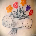 смешная татуировка с разноцветными цветами приклеенными пластырем к руке - tatufoto.com 110223 - 130