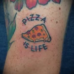 тату с рисунком жёлтого маленького кусочка пиццы и надпись пицца - это жизнь - tatufoto.com 08022023 - 074