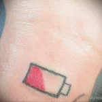 татуировка батарейка с красным индикатором заряда на запястье - tatufoto.com 180223 - 037