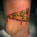 татуировка большой жёлтый кусок пиццы внизу левой ноги - tatufoto.com 08022023 - 076