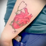 татуировка красное сердце и стетоскоп на предплечье - tatufoto.com 110223 - 141