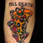 Фото татуировки с изображением куска пиццы и надписью 'Till Death'. Яркий рисунок татуировки в стиле олдскул.