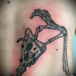 татуировка кусочек пиццы в руке у скелета - tatufoto.com 08022023 - 086