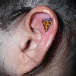 татуировка маленькие жёлтый кусочек пиццы Внутри уха на ушной раковине - tatufoto.com 08022023 - 090