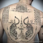 татуировка мантры и тигры на спине мужчины - tatufoto.com 05022023