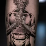татуировка молодой боец муай тай со сложенными ладонями - tatufoto.com 05022023