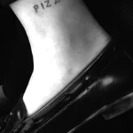 татуировка надпись пицца внизу ноги печатными буквами - tatufoto.com 08022023 - 093