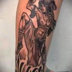 татуировка с девушкой бойцом муэтай которая наносит удар правым коленом - tatufoto.com 05022023