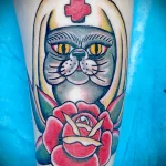 татуировка с красным цветком розы и медсестрой кошкой - tatufoto.com 110223 - 171
