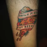 татуировка с куском пиццы внизу ноги и надпись пей пиццу Ешь пиво - tatufoto.com 08022023 - 099