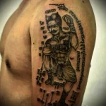 татуировка с мантрами иероглифами и бойцом Муай Тайна левое плечо мужчины - tatufoto.com 05022023