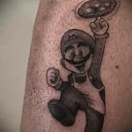 татуировка с персонажем компьютерной игры Марио с пиццей - tatufoto.com 08022023 - 103