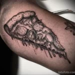 татуировка с пиццей на внутренней поверхности бицепса мужчины - tatufoto.com 08022023 - 104