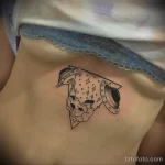 татуировка с пиццей под грудью девушки - tatufoto.com 08022023 - 105