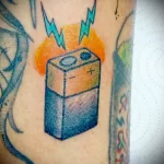 татуировка с рисунком батареи типа Крона и значками разряда электричества - tatufoto.com 180223 - 040