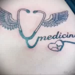 татуировка с рисунком стетоскопа двумя крыльями сердцем и надписью медицина - tatufoto.com 110223 - 181