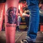 Фото тату на ноге с изображением пирата с пиццей и надписью 'Pizza or Die'. Яркий и оригинальный эскиз тату для любителей пиццы и приключений.