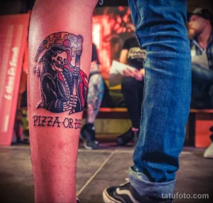 Фото тату на ноге с изображением пирата с пиццей и надписью 'Pizza or Die'. Яркий и оригинальный эскиз тату для любителей пиццы и приключений.