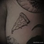 татуировка треугольный кусочек пиццы около плеча - tatufoto.com 08022023 - 108