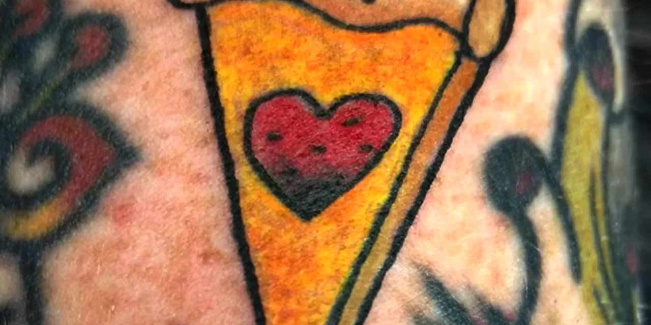 Татуировки с рисунком пиццы в Международный день пиццы 9 февраля