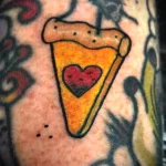 татуировка треугольный кусочек пиццы с сердцем красного цвета внутри - tatufoto.com 08022023 - 109