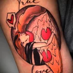 Фото тату черепа, обнимающего девушку с сердцем. Символичный рисунок татуировки на руке с использованием ярких цветов и деталей.