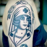 тёмный вариант рисунка татуировки с медсестрой крестами и цветами на правом плече девушки - tatufoto.com 110223 - 197
